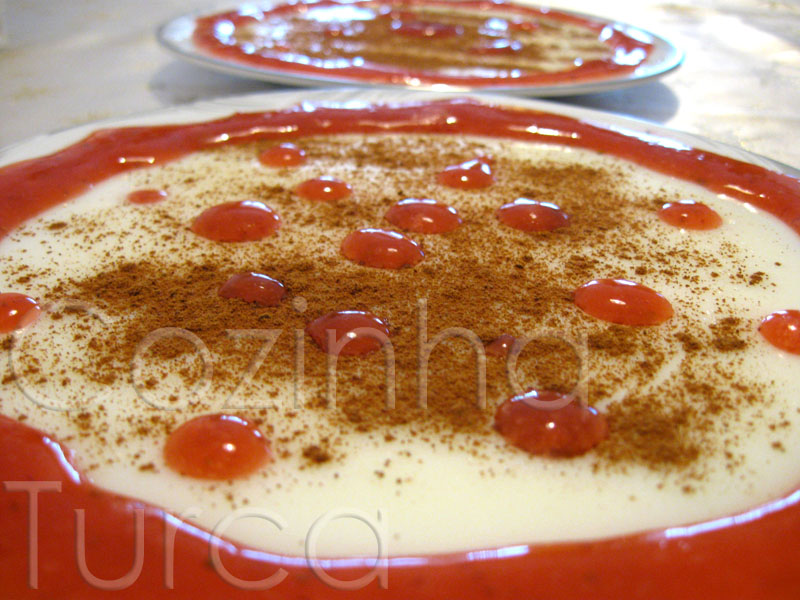 Leite-Creme com Molho de Morango (Çilekli Su Muhallebisi)