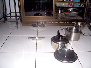 Dapur berantakan kitchen_cookware_in_mess