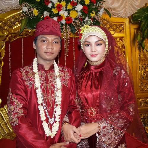 http://4.bp.blogspot.com/-0I2aIR716Dk/TV6Uw3ileQI/AAAAAAAABus/oiVgVYtFkdI/s1600/Gaun%2BPengantin%2BMuslim%2BMuslimah%2BModern%2B2011.jpg