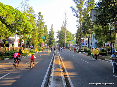 CFD Dago sekitar jam 6.00 masih lengang CFD Dago sekitar jam 6.00 masih lengang