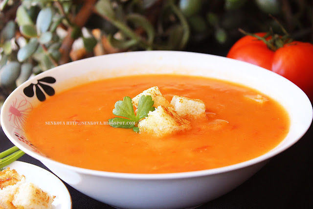 Томатный суп с фасолью и сухариками