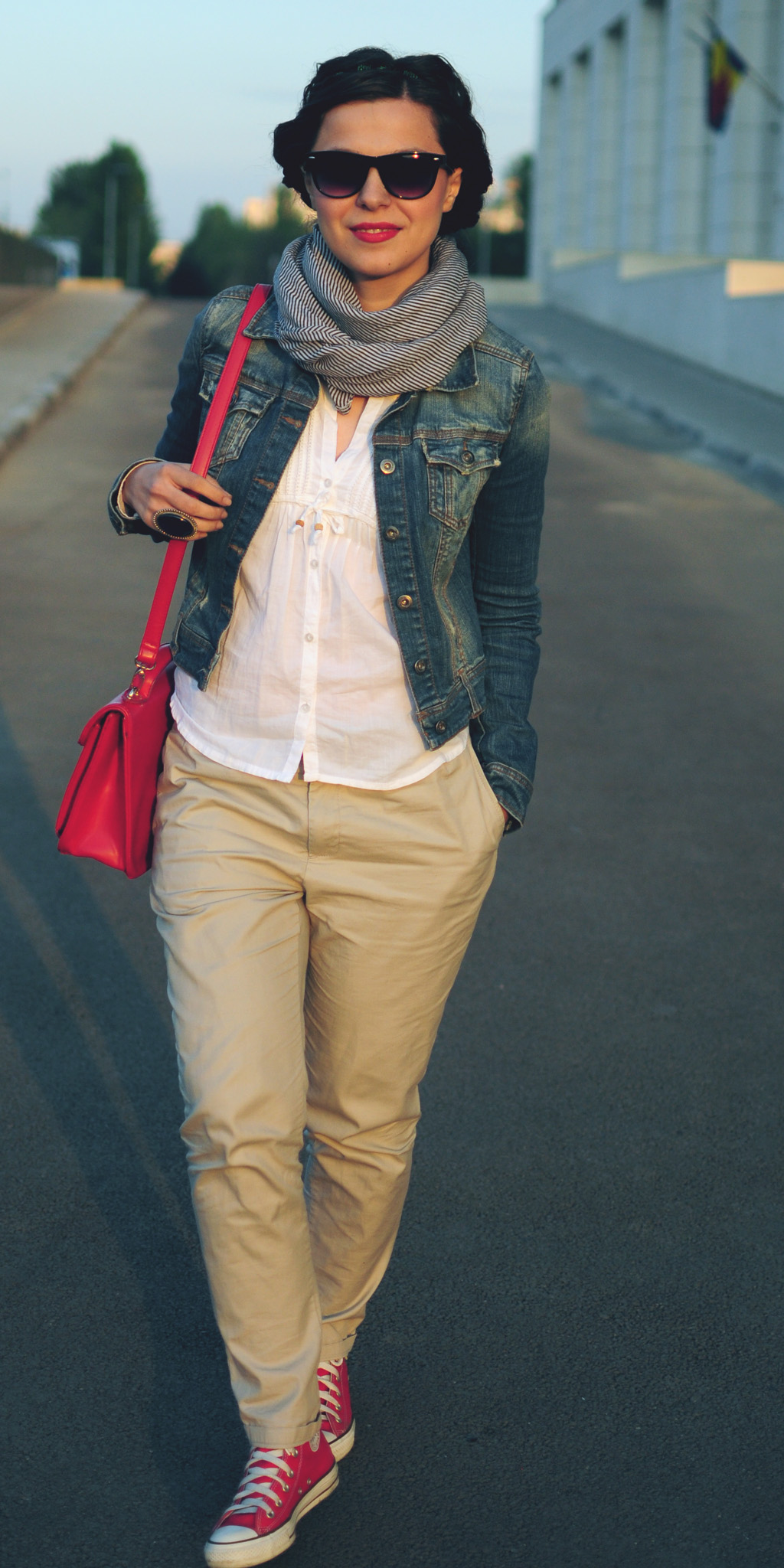nude pants white shirt jeans jacket red satchel bag scarf fall autumn red converse sneakers pull&bear poema