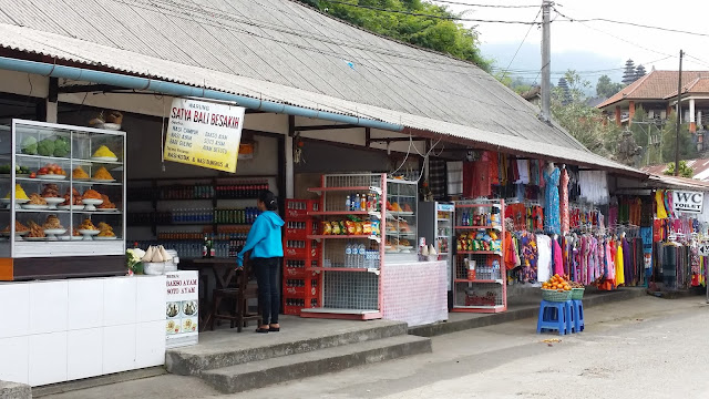 Puestos y tiendas en el acceso a Pura Besakih (Bali)