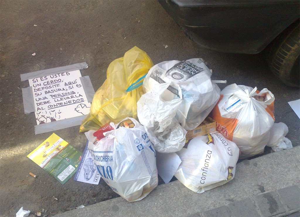 Si usted es un cerdo, deposite aqui su basura