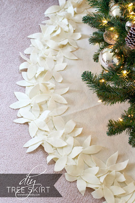 How to make a NO-SEW Christmas Tree Skirt for less than $10! This is so easy! LOVE!