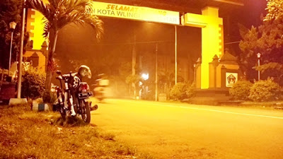 Dari Malang (12/11), aku naik motor ke Wlingi (Blitar). Sepeda diangkut seperti di gambar.