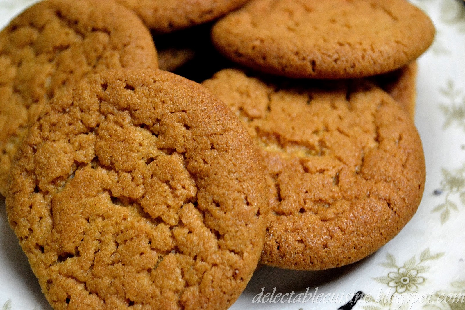 DELECTABLE CUISINE Traditional Gingernut Biscuit