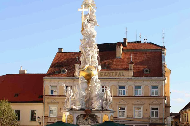 Die beeindruckende Pestsäule im Zentrum von Baden © Copyright Monika Fuchs, TravelWorldOnline