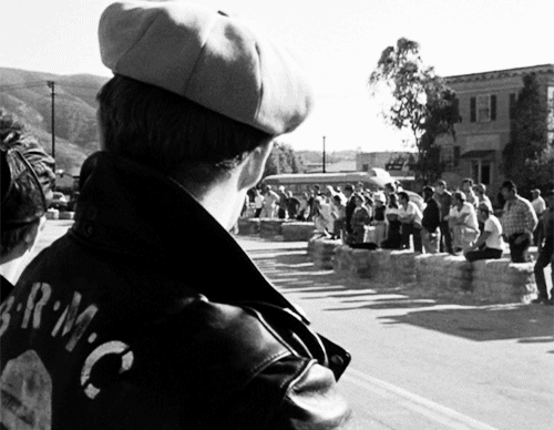 Vieilles photos (pour ceux qui aiment les anciennes photos de bikers ou autre......) - Page 2 The%2BWild%2BOne%2B01%2B(3)