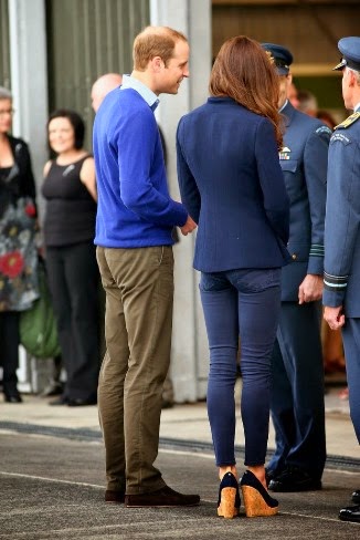 William y Catherine, Duques de Cambridge - Página 7 Kate+Middleton+navy+style+Nueva+Zelanda