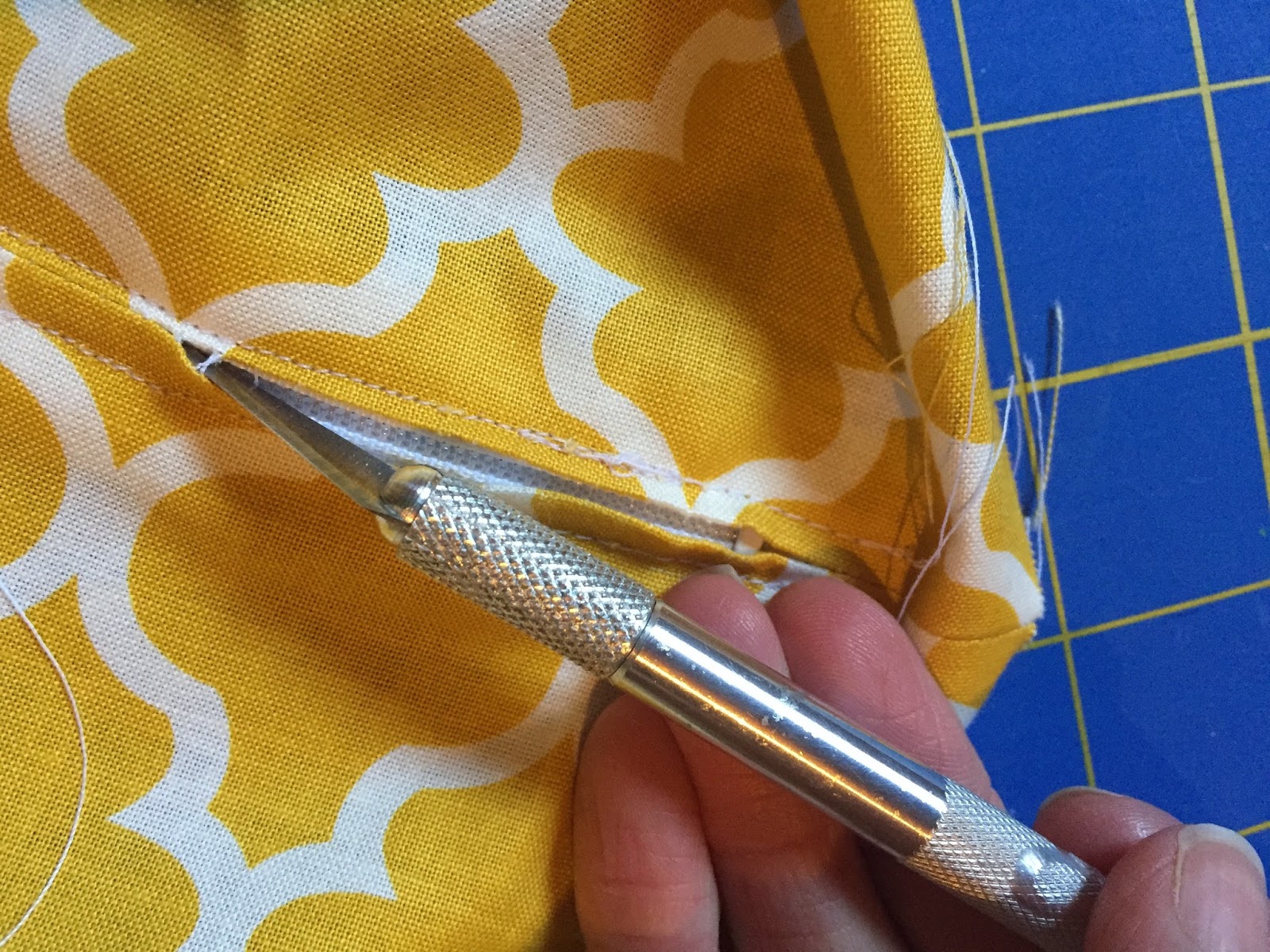 Sunshine and a Summer Breeze Zippered Pillow Case Tutorial