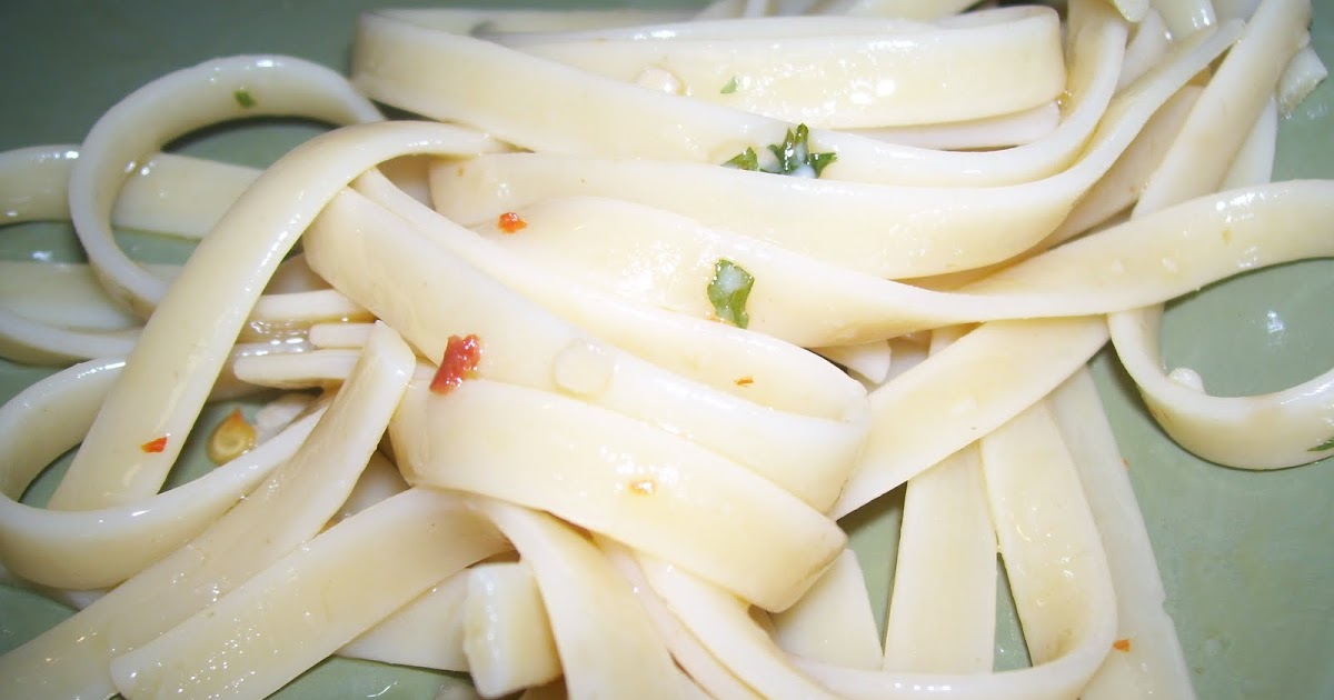 Pasta with olive oil, red pepper and garlic