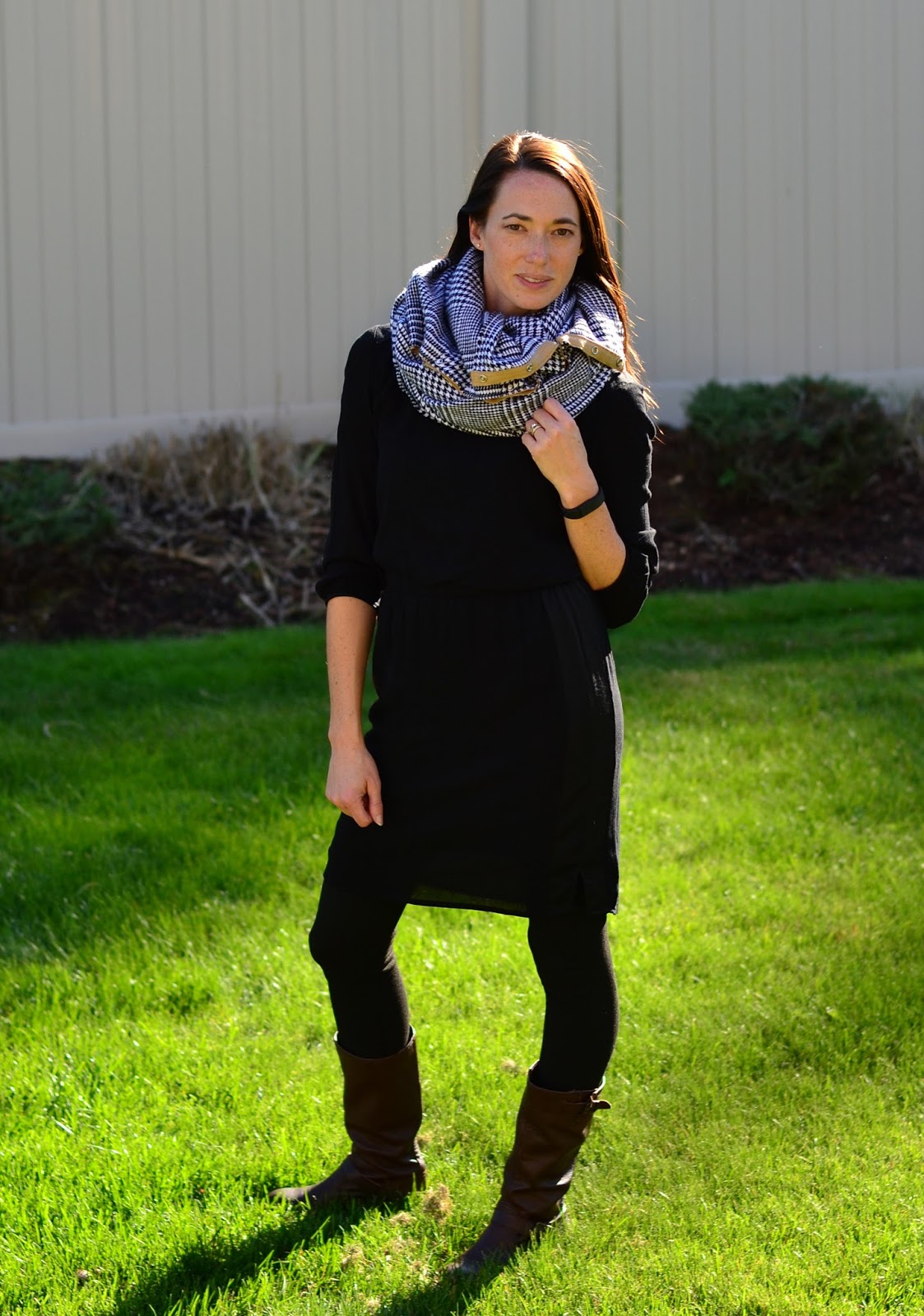DIY infinity scarf with snapsa Lululemon vinyasa scarf knockoff
