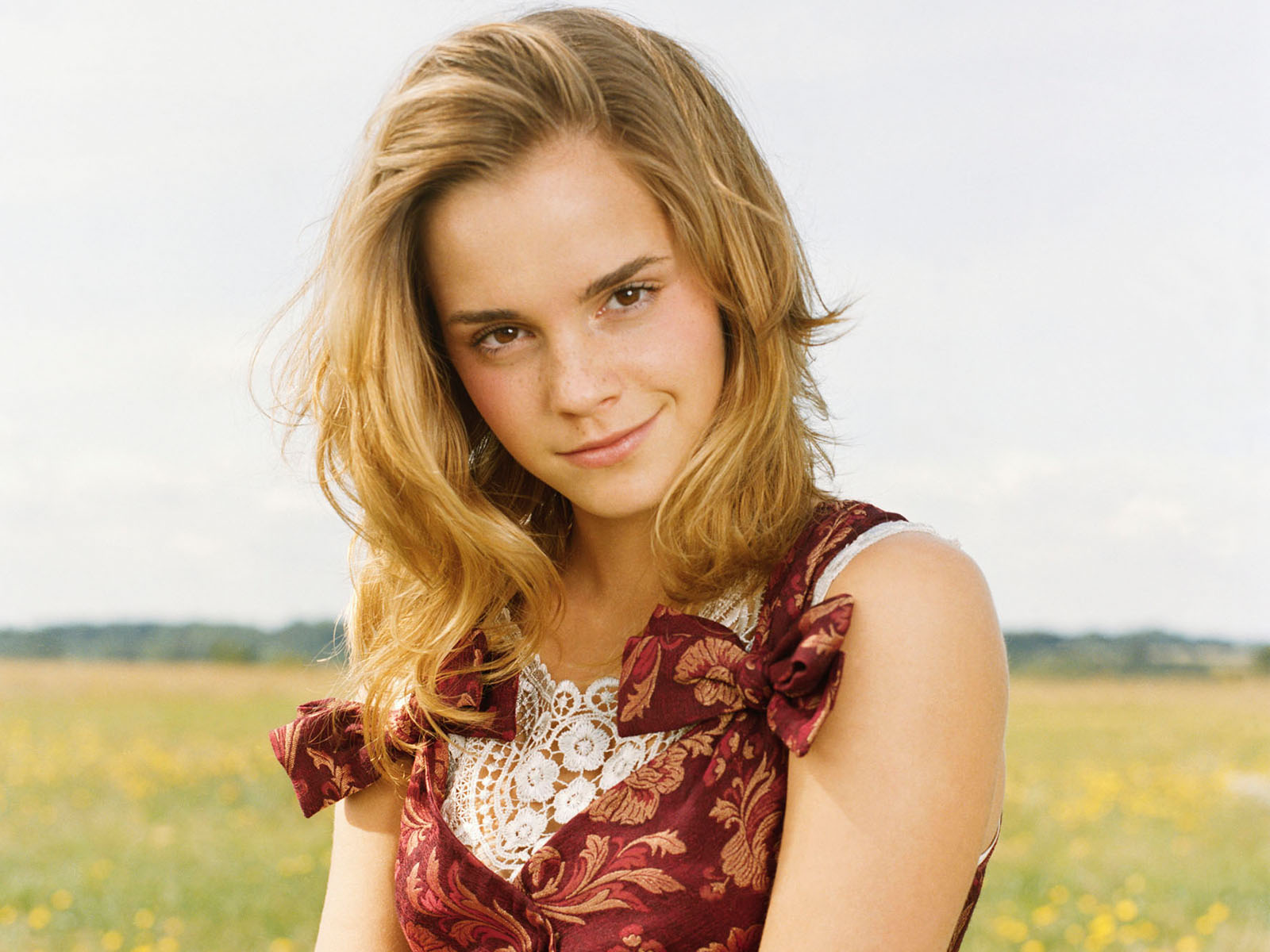 http://4.bp.blogspot.com/-0U0QfhF5toY/UHow4YlEY5I/AAAAAAAABE0/1S7kJoiYZ0Q/s1600/emma_watson_nice_hd_2-normal+(1).jpg