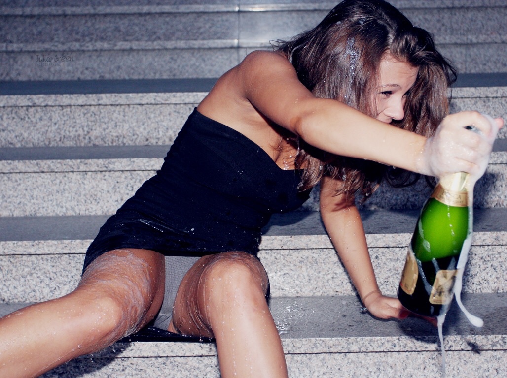 Пьяная сноха без трусов в коротком платье фото