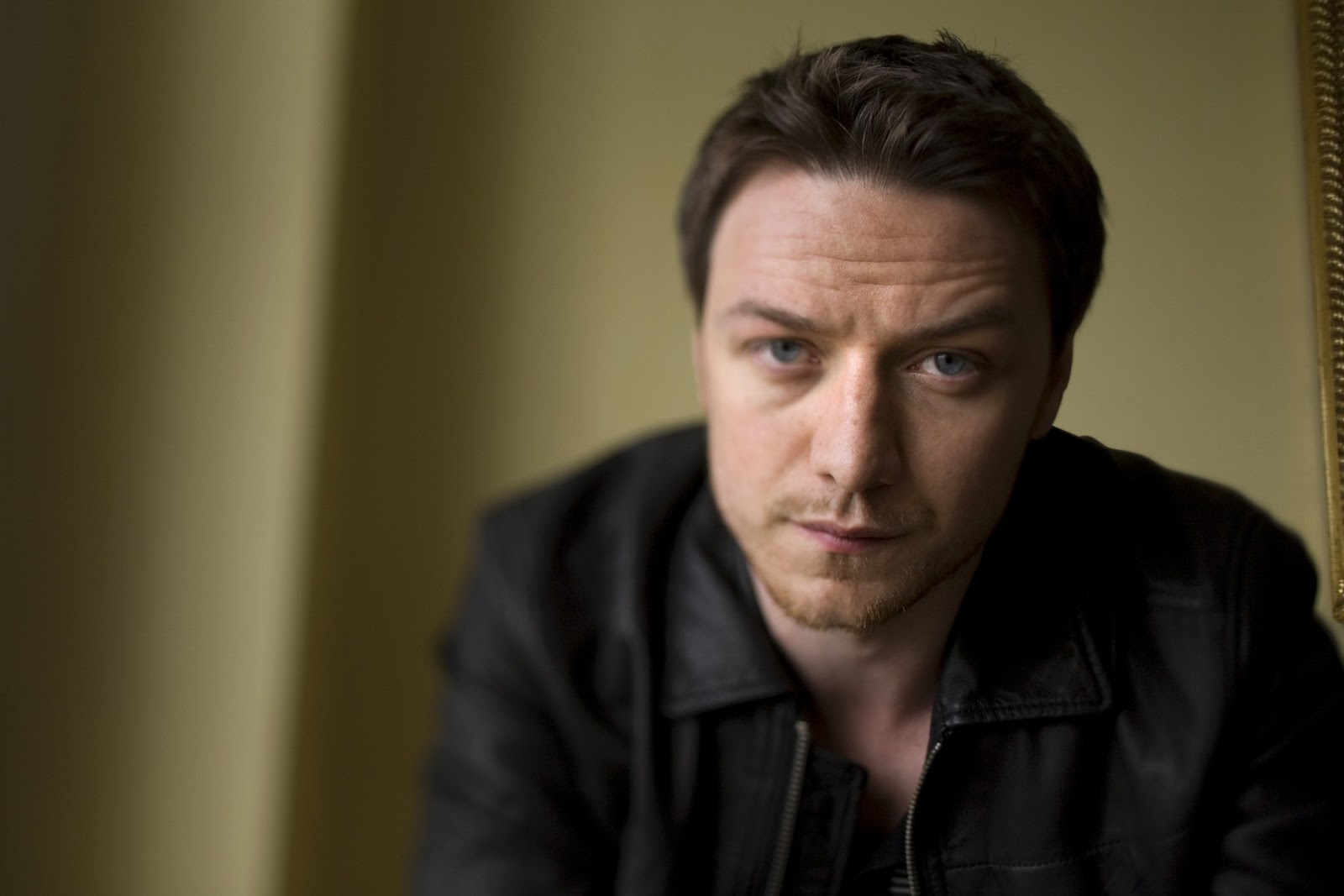 http://4.bp.blogspot.com/-0VKvQek5PpY/USv7QrUis-I/AAAAAAAACRs/4yYdgssqXN0/s1600/james-james-mcavoy-10189972-2560-1707.jpg