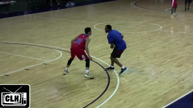 高校生のデビン ブッカーとアンドレ イグドラの1on1