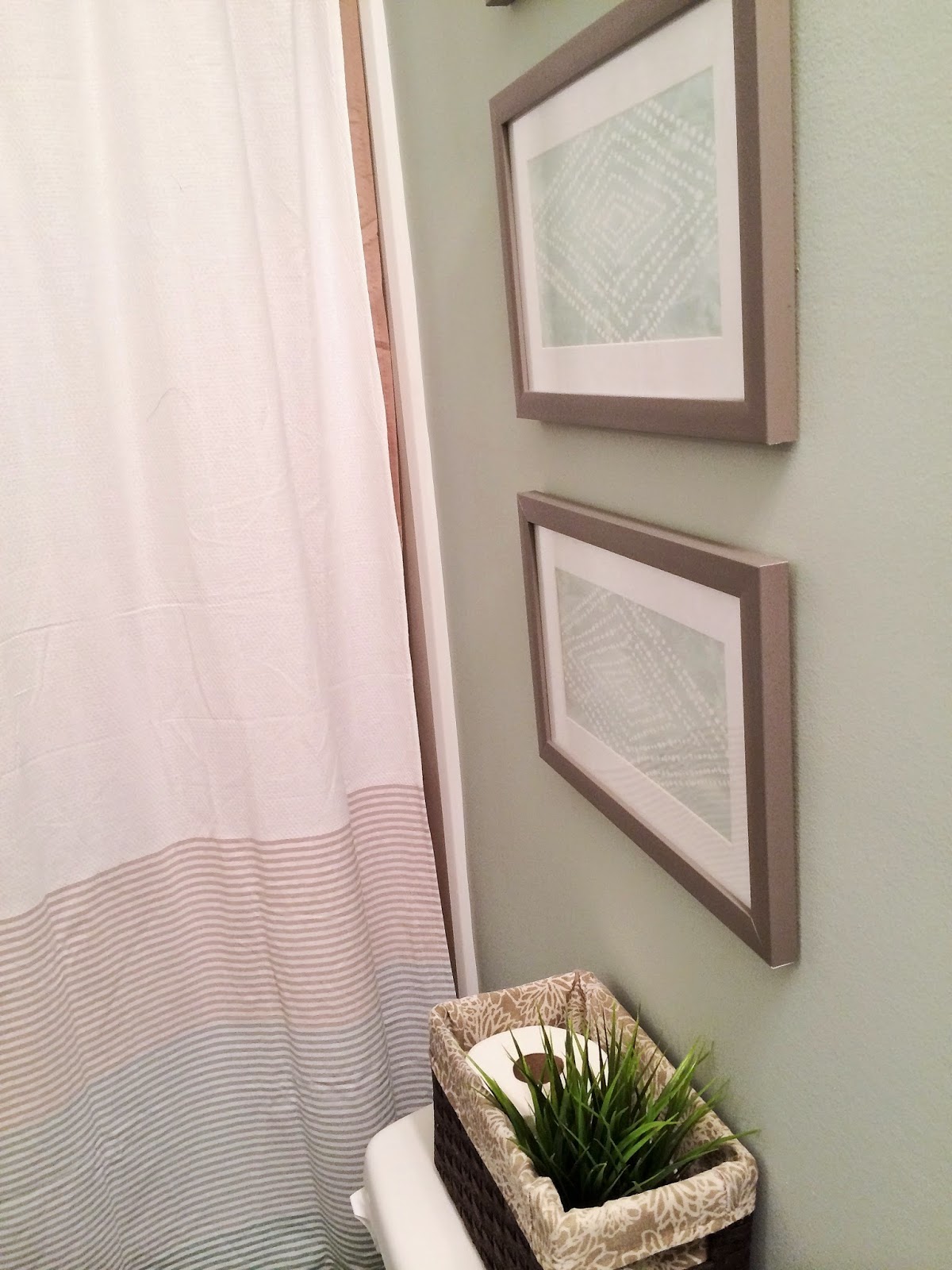 {Jessica Stout Design} Hanging Pictures in a Straight Row