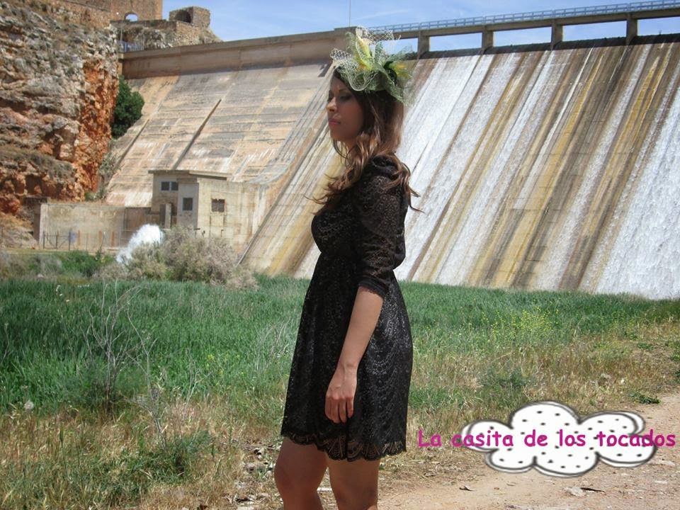 reportaje fotográfico primavera 2014 La casita de los TOCADOS tocado verde de sinamay deshilachado con velo combinado con vestido negro
