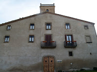 La façana principal orientada a ponent de Can Oliveres La façana principal orientada a ponent de Can Oliveres