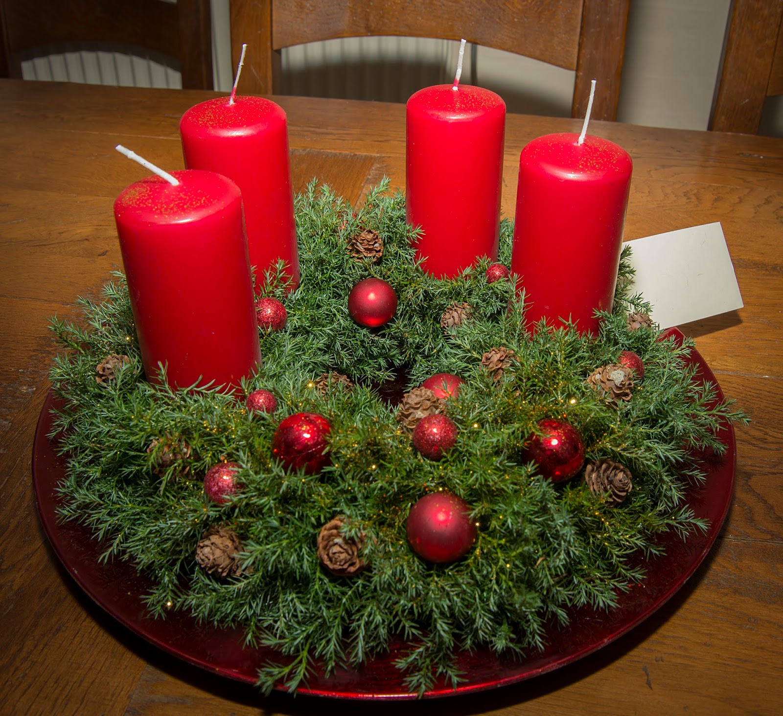 Mit grønne univers: adventskrans og kalenderlys dekoration