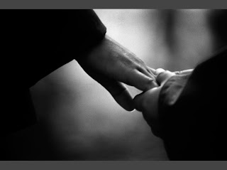 holding+hands Pertanyaan Tentang Cinta Yang Anda Perlu Tahu