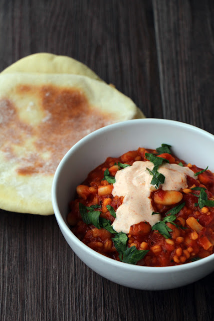 Libanesischer Schmortopf mit weißen Bohnen und Paprikajoghurt, dazu Pita Libanesischer Schmortopf mit weißen Bohnen und Paprikajoghurt, dazu Pita