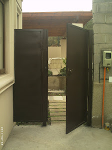 Vista  posterior puerta barrote horizontal