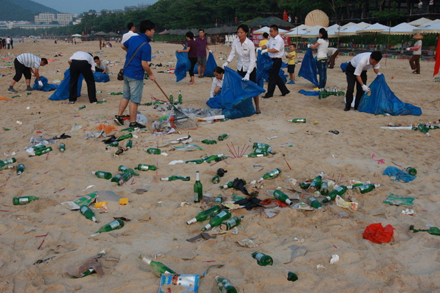 Praia na China coberta de lixo