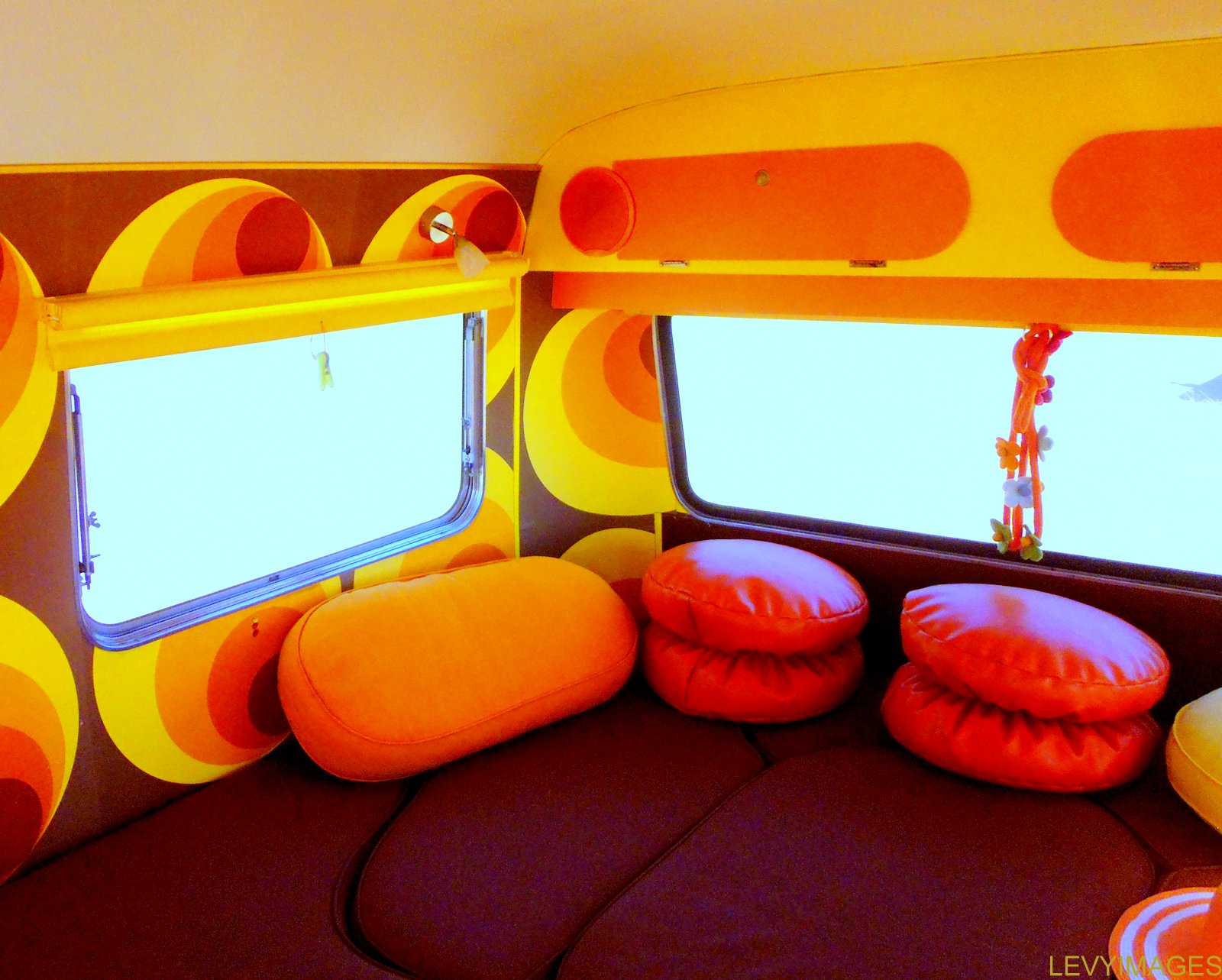 http://4.bp.blogspot.com/-0h8Osc7dSzM/UT0Omwg5qII/AAAAAAAANXY/IYV7De2o0NQ/s1600/bubbles-retro-artdeco-vintage-fibreglass-1972-oxford-concord-new-zealand-caravan-hil-mario-stapper-life-enjoyers-wanaka-freedom-camping-the-flying-tortoise-004.jpg