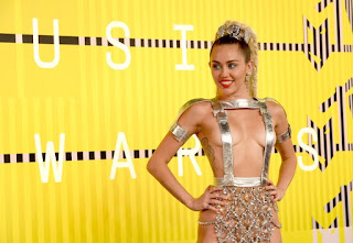 Miley Cyrus deixa plateia chocada com look ousado Miley Cyrus