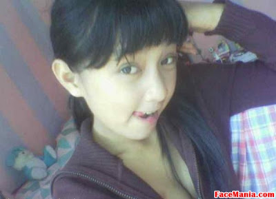 FaceMania: Yuli Narsis Pamer Belahan Dada