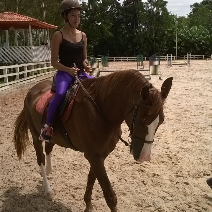 Juliana em sua aula de equitação