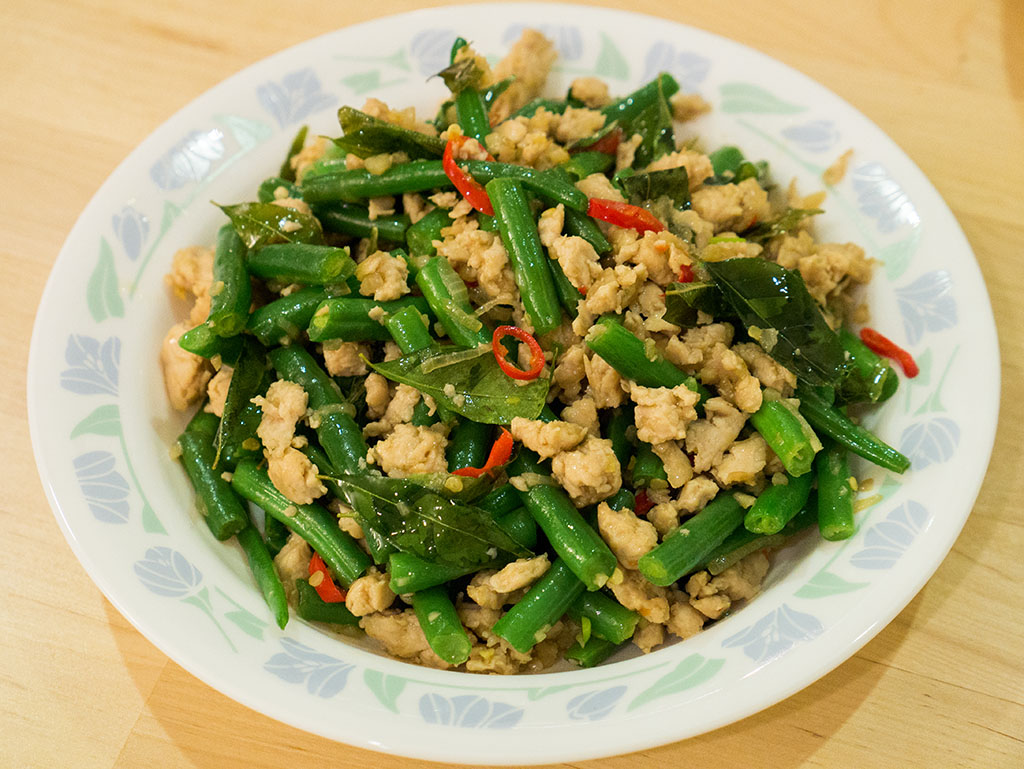 Purple bowl Stir fry minced chicken with curry leaves recipe