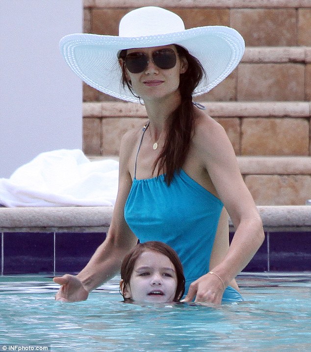 Rheass: Katie Holmes slips into a backless swimsuit for a poolside play