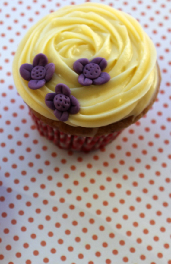 Cupcake de fresa con buttercream de queso de untar con forma de rosa, por Sweet KOKEKO