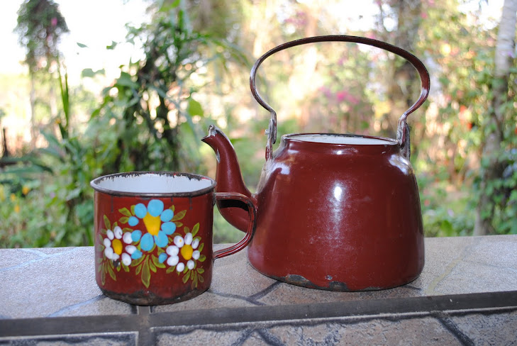 antiga chaleira e caneca