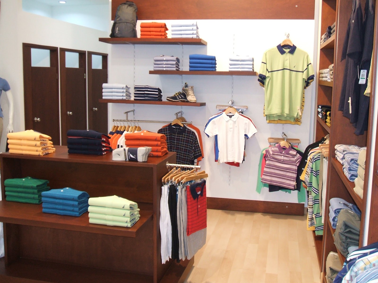 MUEBLES PARA LOCALES COMERCIALES NAUTICA (C.C. Pereira PlazaPereira)