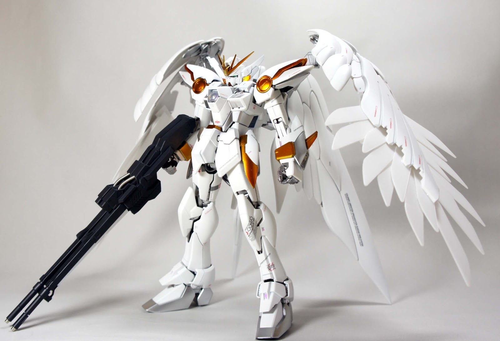 MG 1/100 Wing Gundam Zero Custom - Painted Build. 