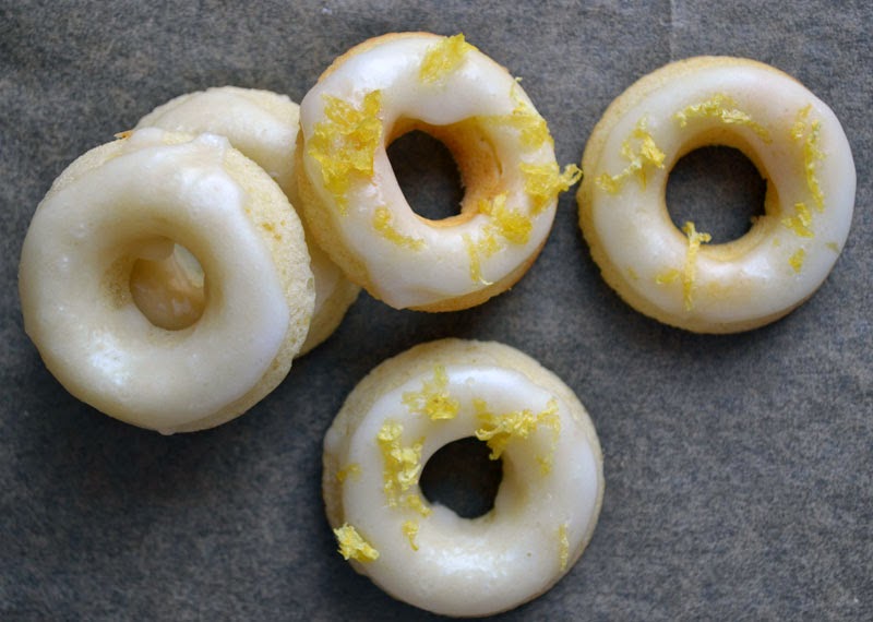 Mini-Donuts mit Zitronen-Zuckerglasur 