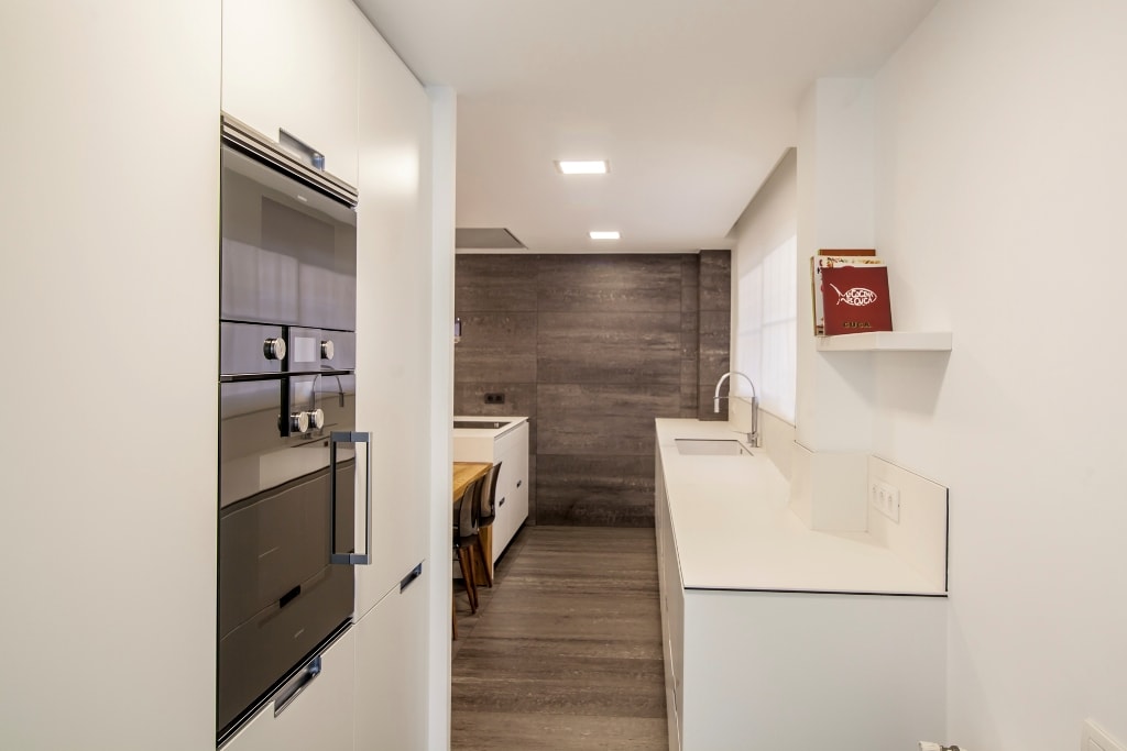 Mesas de madera: un complemento ideal para las cocinas blancas ...