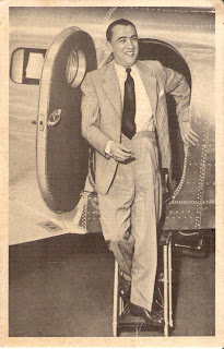 Juscelino Kubitschek descendo do avião em Oliveira - década de 1950