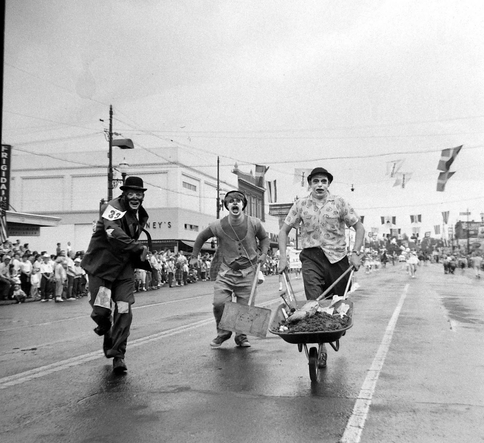 Fair%2Bparade%252C%2BSep%2B1960%2B%252880%2529%2Bmanure%2Bpooper%2Bscoopers.JPG