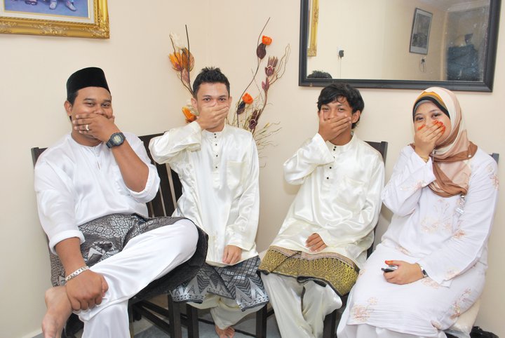 Aku gemok, hitam & pendek' **Rolling eyes.