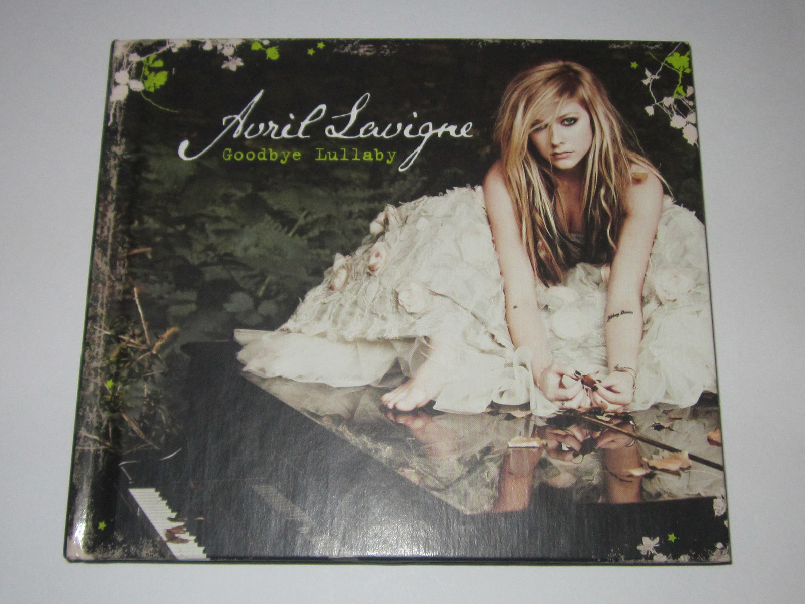 Avril Lavigne >> Tu Colección de Avril Lavigne - Página 7 Goodbye+lullaby+expanded+edition+1