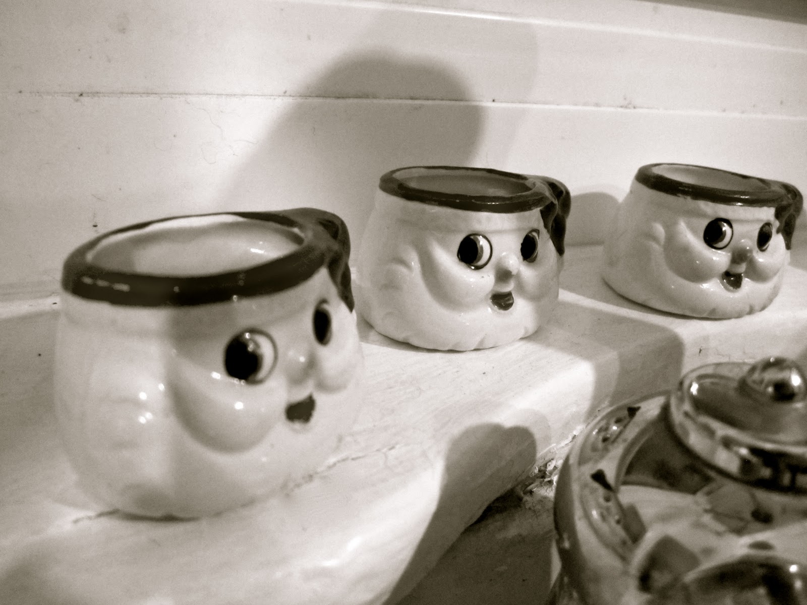 These cute little antique Santa mugs finish the look!