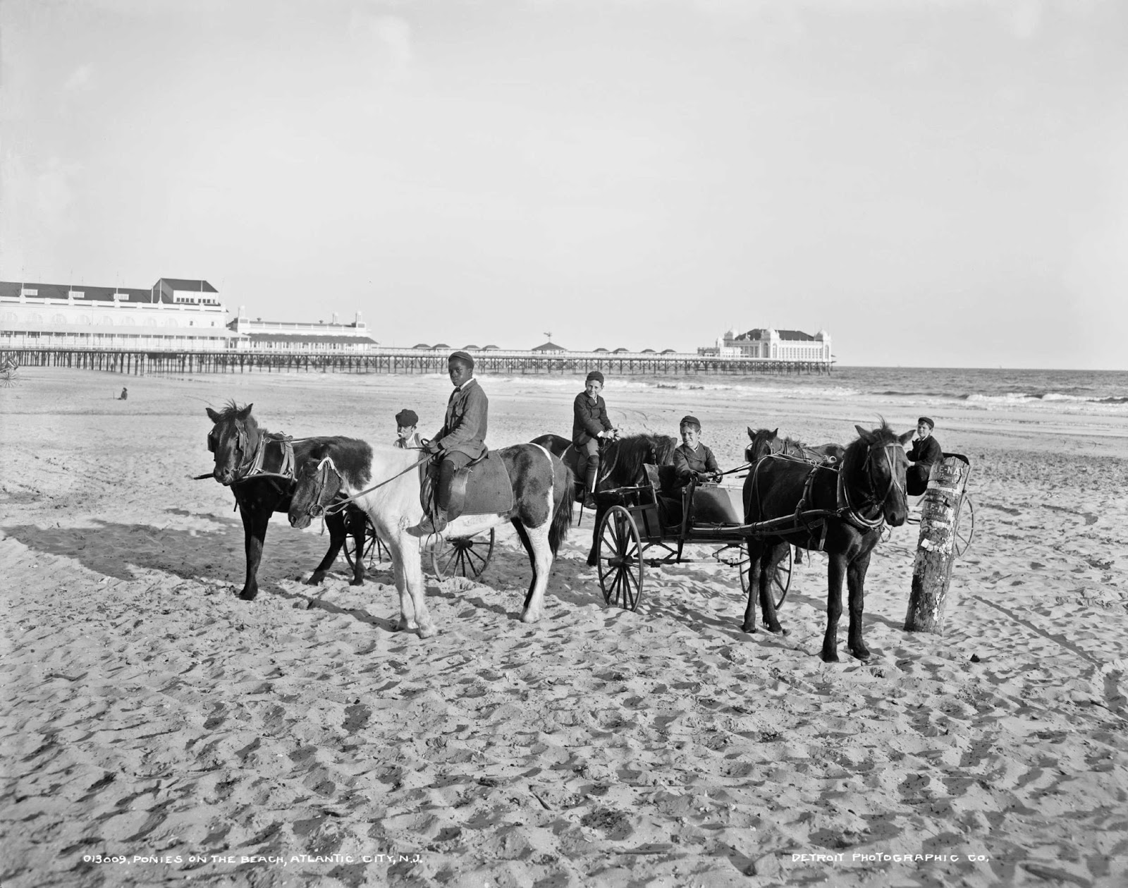 20 Vintage Pictures of Atlantic City Beach in the 1900s 