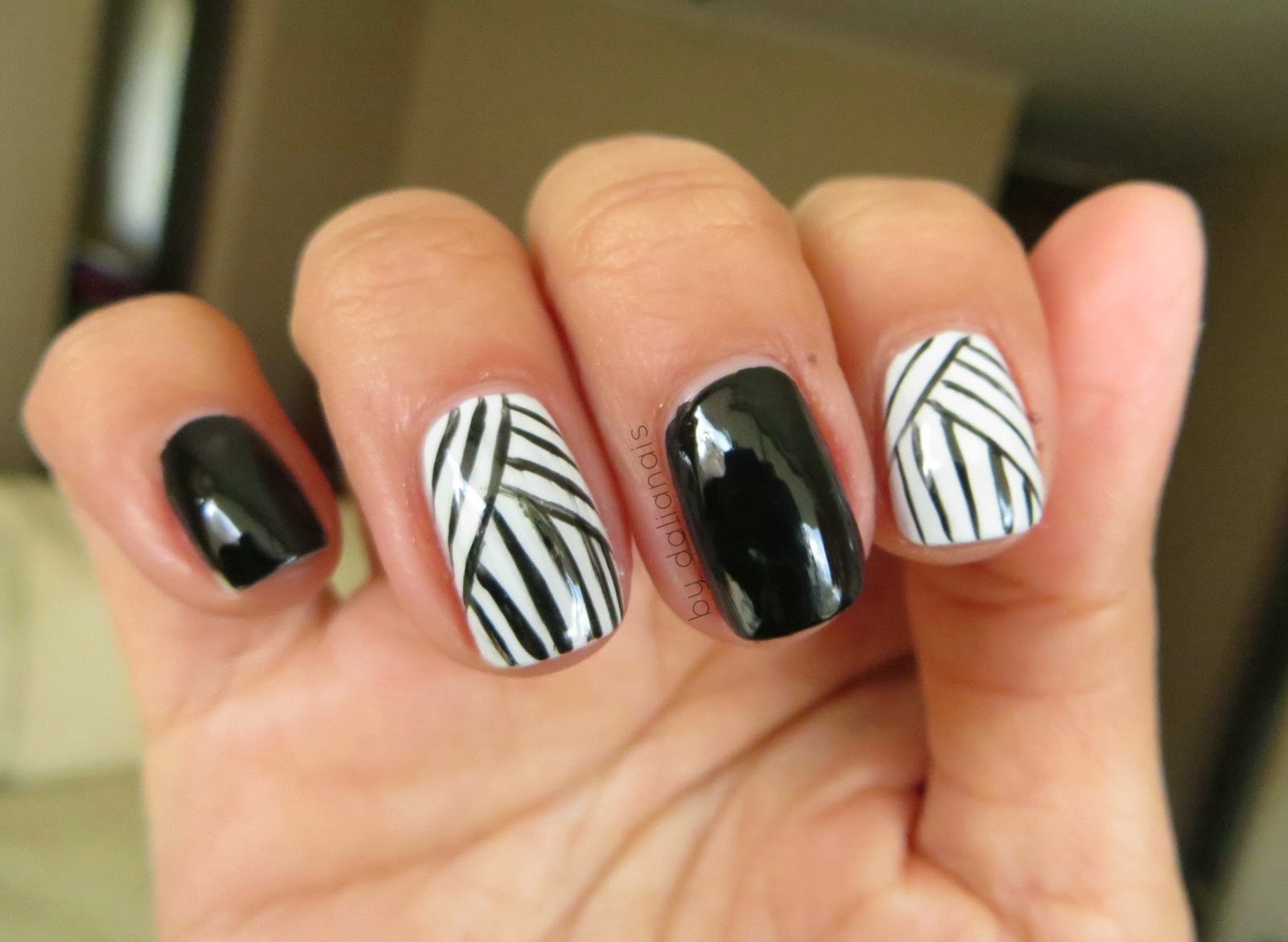 Coloreando mis Uñas Black & White Lines Nail Art