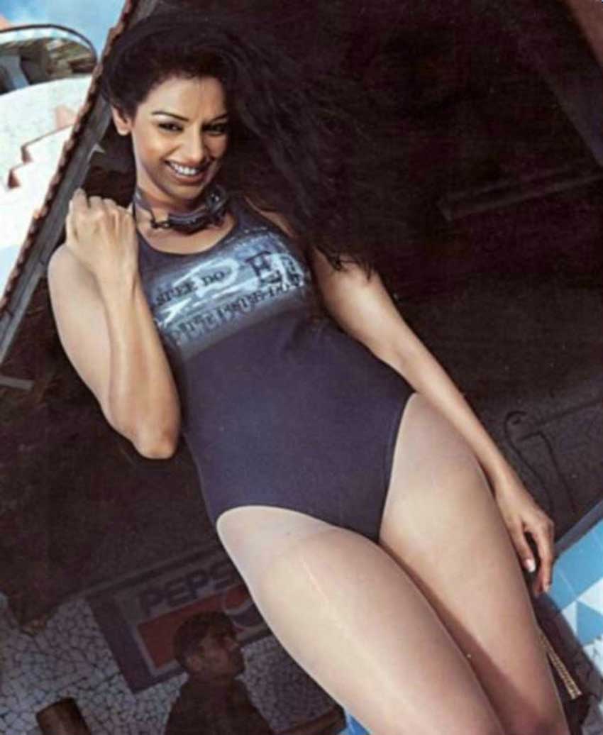 Revealing+Thighs Posters: Swetha Menon in Bikini revealing her hot and beautiful thighs ...