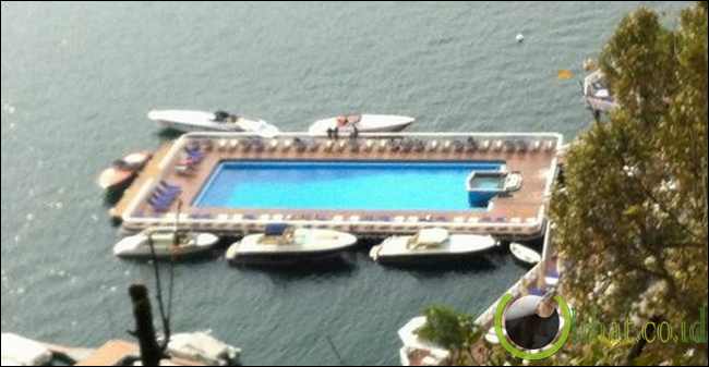 Floating Pool di Hotel Villa D'Este, Danau Como, Italia Floating Pool di Hotel Villa D'Este, Danau Como, Italia